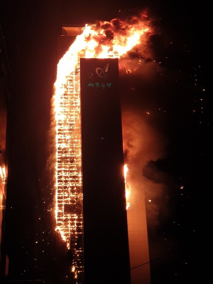Tòa chung cư thương mại 33 tầng Hàn Quốc cháy lớn trong đêm: Phát hiện 15 người bị thương!