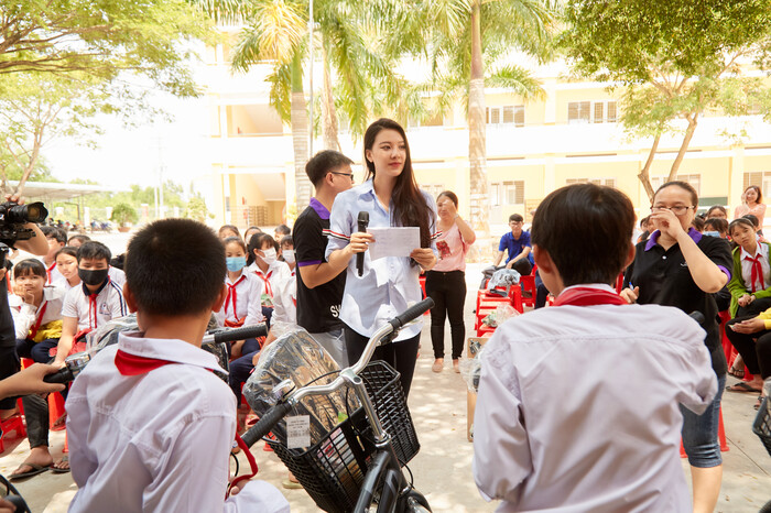 Khánh Vân quyên góp, hỗ trợ người dân miền Trung gặp bão lũ - Kim Duyên tặng xe đạp cho trẻ em nghèo