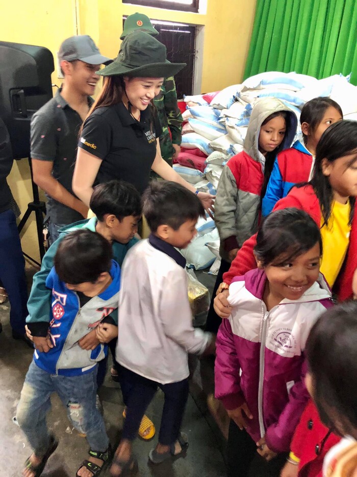 Khánh Vân quyên góp, hỗ trợ người dân miền Trung gặp bão lũ - Kim Duyên tặng xe đạp cho trẻ em nghèo