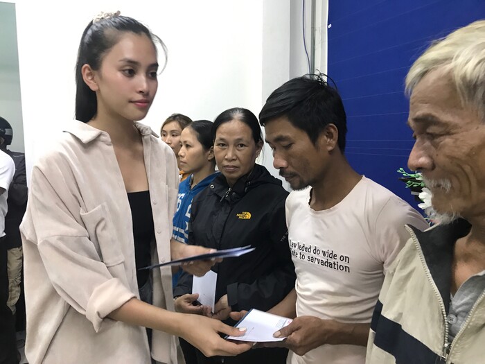 Đỗ Mỹ Linh - Trần Tiểu Vy - Lương Thùy Linh đến Huế trao quà cho người dân gặp khó khăn sau bão lũ