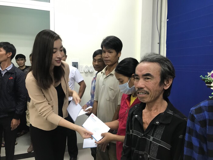 Đỗ Mỹ Linh - Trần Tiểu Vy - Lương Thùy Linh đến Huế trao quà cho người dân gặp khó khăn sau bão lũ