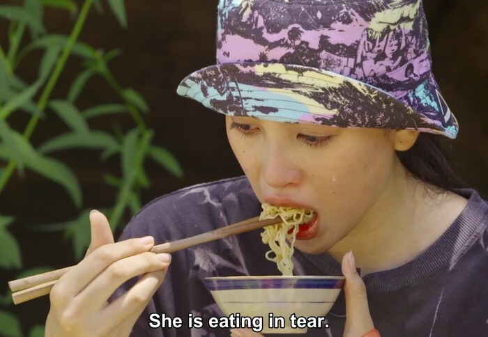 Để mặt mộc ra suối ăn mì tôm, hoa hậu Tiểu Vy bật khóc nức nở vì vài câu nói của Trường Giang