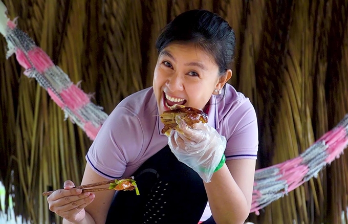 Kim Thư bắt gà, làm món Campuchia - Ngôi sao
