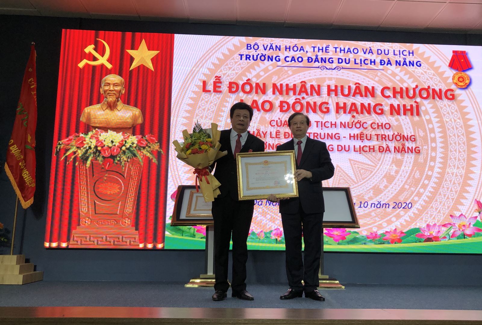 Trường Cao đẳng Du lịch Đà Nẵng đón nhận Huân chương Lao động và khai giảng năm học mới