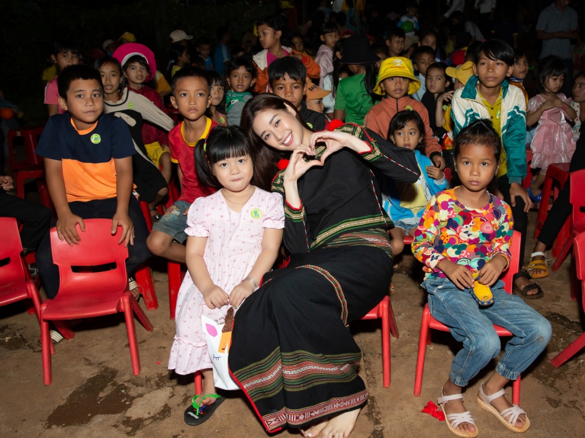H'Hen Niê, Khánh Vân tổ chức trung thu ở Đắk Lắk - Ngôi sao