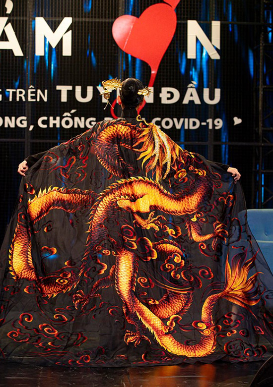 Áo dài của Trương Thị May được bán đấu giá 220 triệu đồng - Ngôi sao