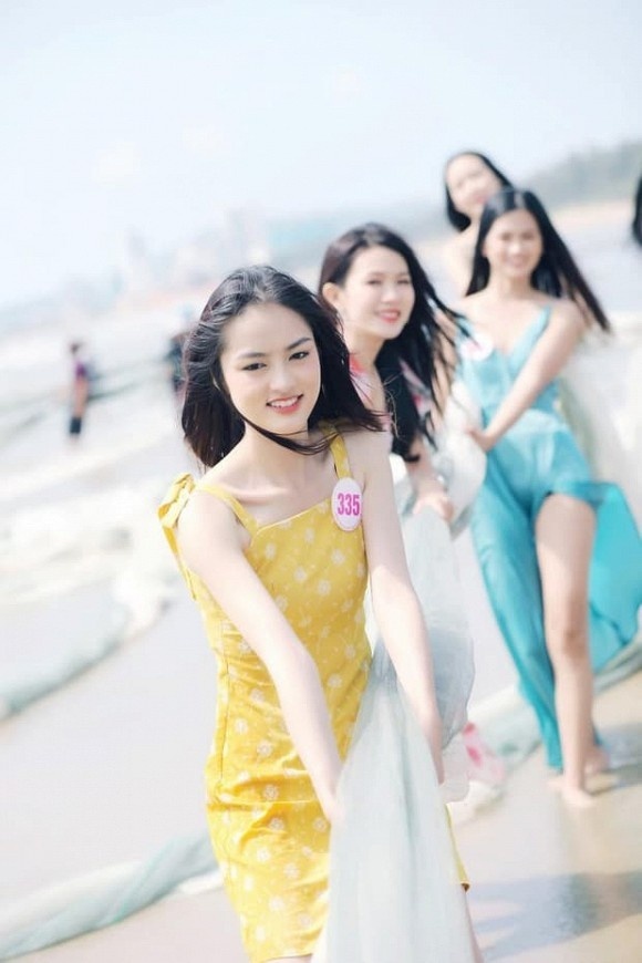 Ảnh thí sinh Hoa hậu Việt Nam 2020 kéo lưới bị netizen la ó vì 'giả trân' và kém duyên