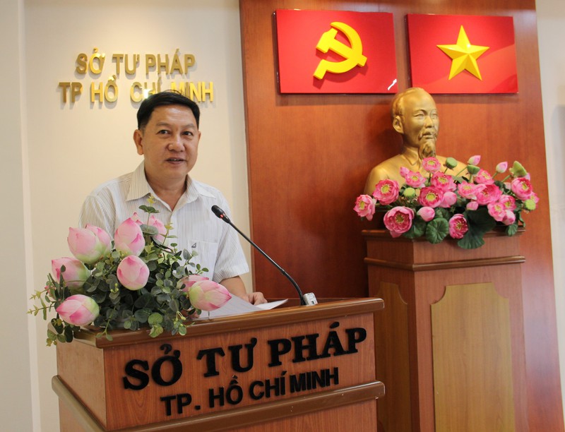 Trao quyết định nhập quốc tịch Việt Nam cho 4 người