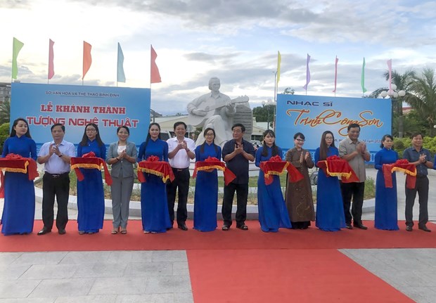 Khánh thành tượng nhạc sỹ Trịnh Công Sơn bên bờ biển Quy Nhơn