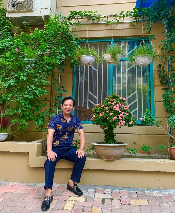 Nghệ sĩ Quang Tèo khoe khu vườn nhỏ muôn hoa đua sắc trước căn chung cư 7 tỷ đồng