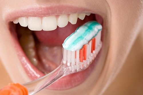 Vệ sinh răng miệng sau khi trồng răng implant như thế nào là tốt nhất
