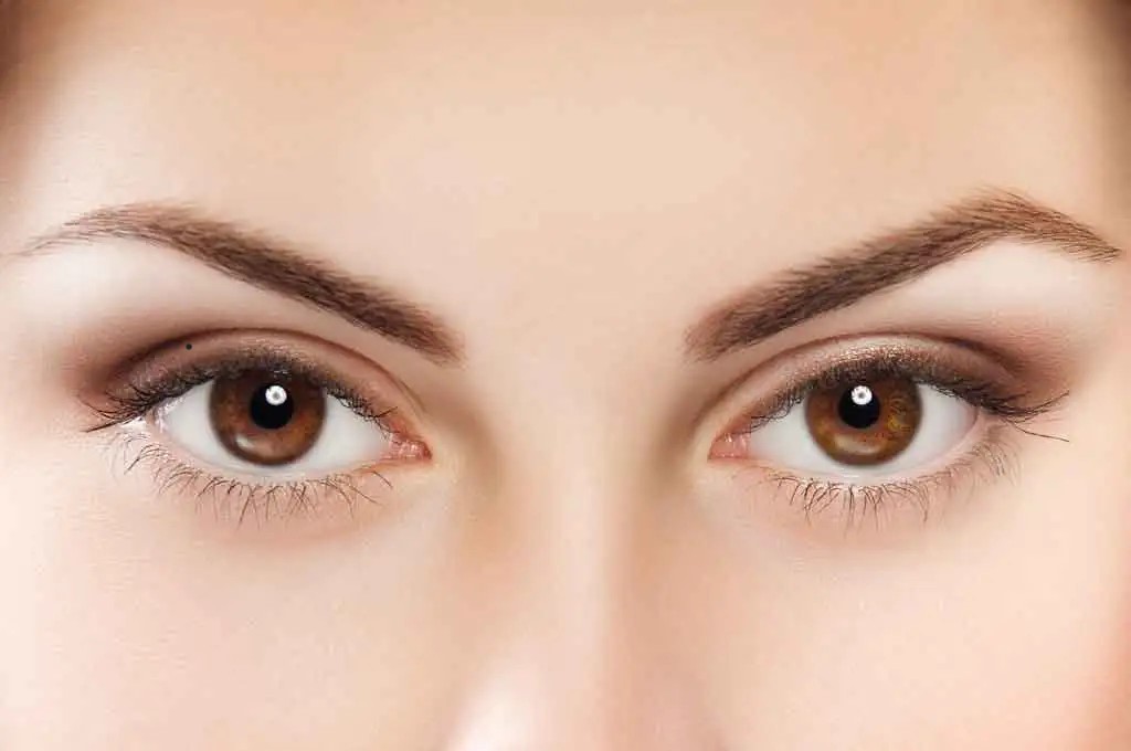 Nuốt ruồi trên mí mắt có ý nghĩa gì? Có tốt hay không?